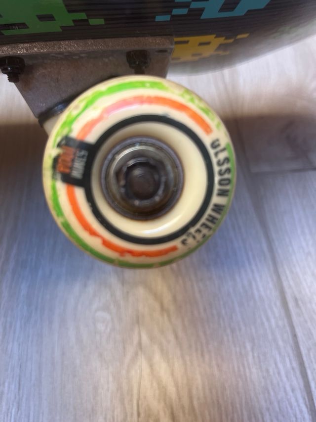 Skate con ruedas y lija