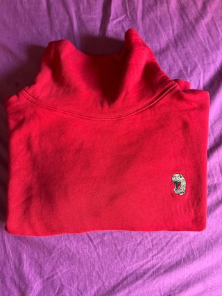 Sudadera roja atakontu dinosaurio