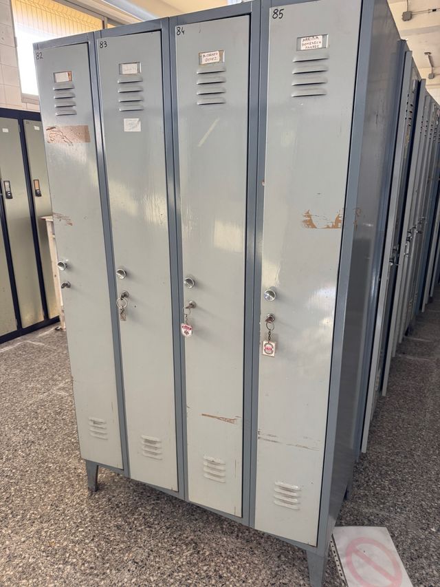 Taquillas metálicas grises