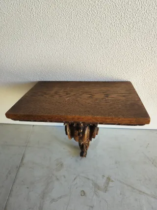 Ménsula de madera tallada. Estante madera castaño.
