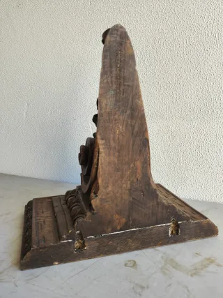 Ménsula de madera tallada. Estante madera castaño.