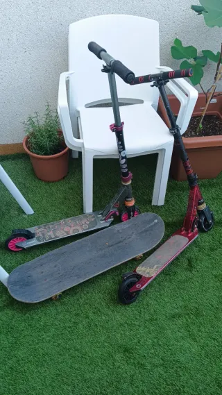 2 monopattini e skateboard