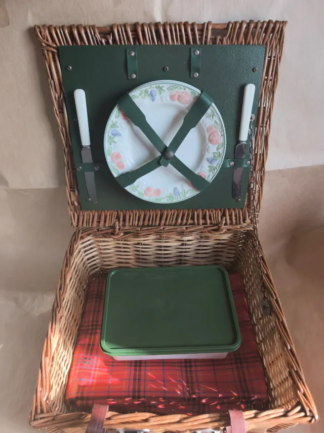 Cesta de picnic mimbre con platos y cubiertos