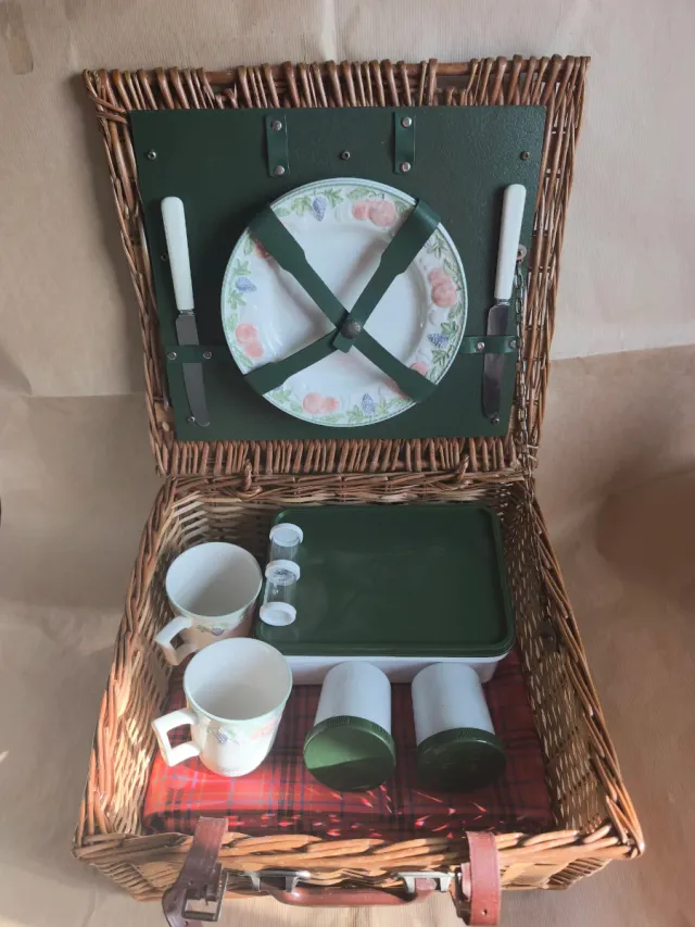 Cesta de picnic mimbre con platos y cubiertos