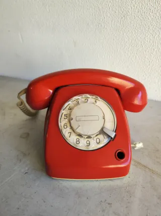 Teléfono antiguo rojo de disco. Teléfono vintage.