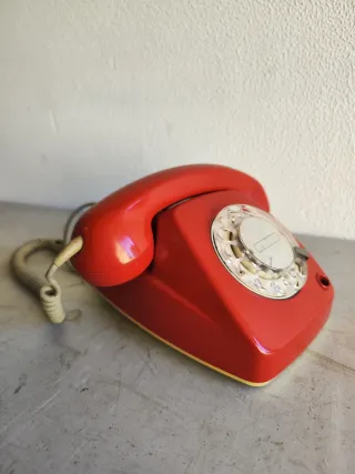 Teléfono antiguo rojo de disco. Teléfono vintage.