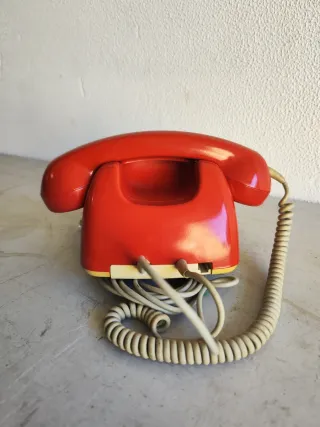 Teléfono antiguo rojo de disco. Teléfono vintage.