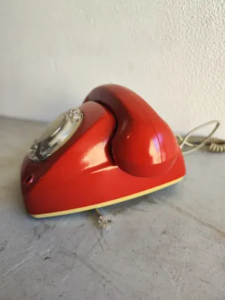Teléfono antiguo rojo de disco. Teléfono vintage.