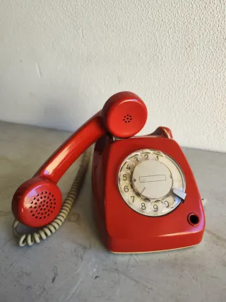 Teléfono antiguo rojo de disco. Teléfono vintage.