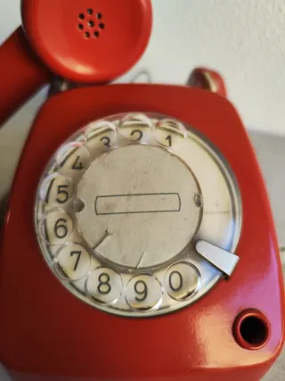 Teléfono antiguo rojo de disco. Teléfono vintage.