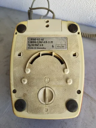 Teléfono antiguo rojo de disco. Teléfono vintage.