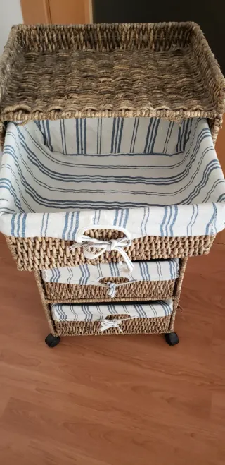 Cajonera de mimbre con forro de tela