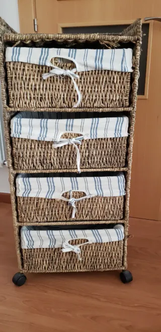 Cajonera de mimbre con forro de tela