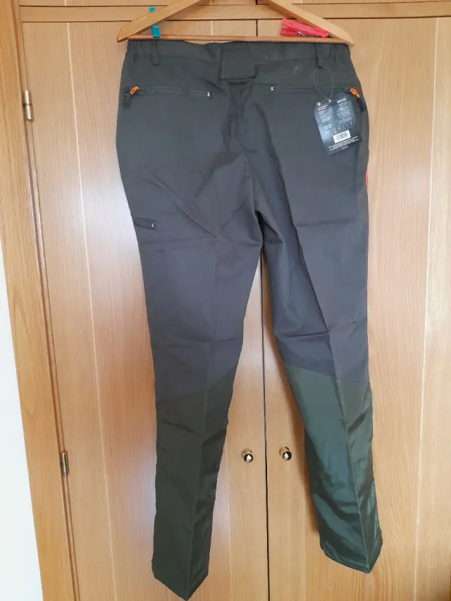 Pantalón de caza resistente