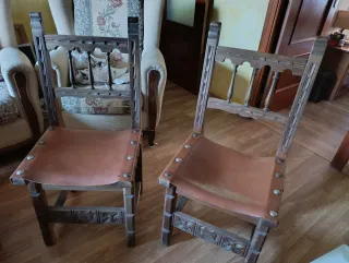 Sedie rustiche in pelle e legno