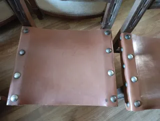 Sedie rustiche in pelle e legno