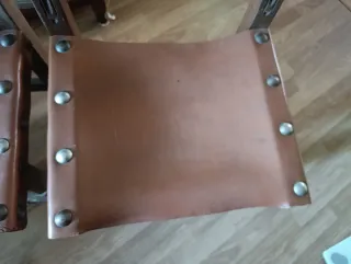 Sedie rustiche in pelle e legno