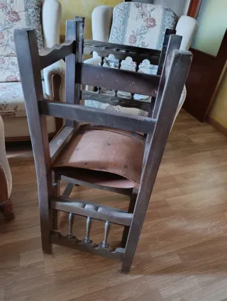 Sedie rustiche in pelle e legno