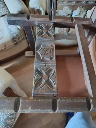 Sedie rustiche in pelle e legno