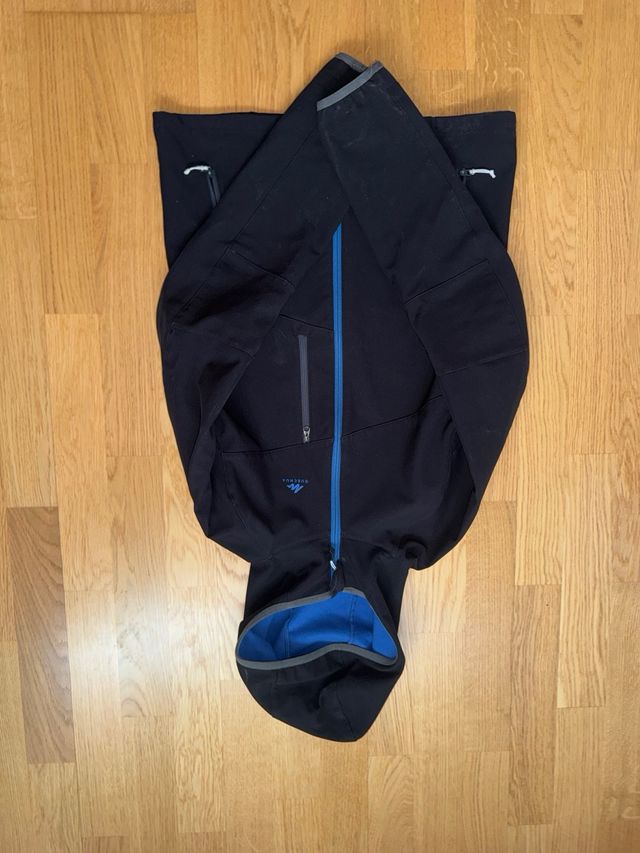 Cazadora Quechua Negra con Capucha