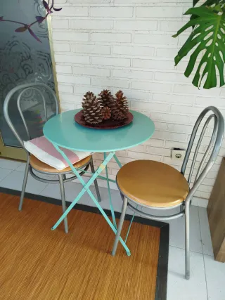 Mesa y 2 Sillas Metálicas