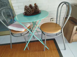 Mesa y 2 Sillas Metálicas