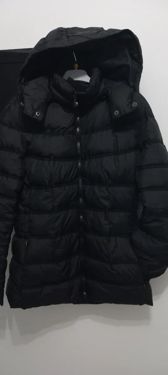 Chaqueta acolchada negra con capucha