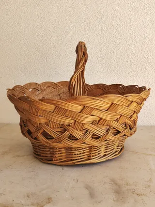 Cesto de mimbre con asa. Cesto frutas y setas.