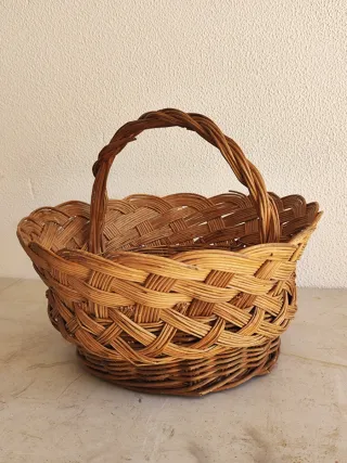 Cesto de mimbre con asa. Cesto frutas y setas.