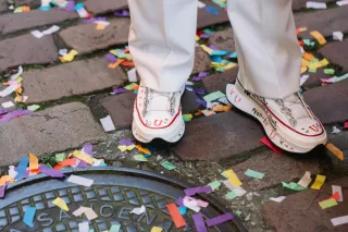 Zapatillas únicas multicolor y blancas