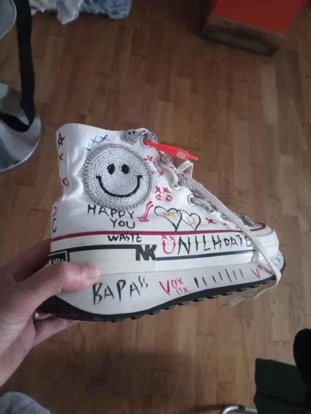 Zapatillas únicas multicolor y blancas