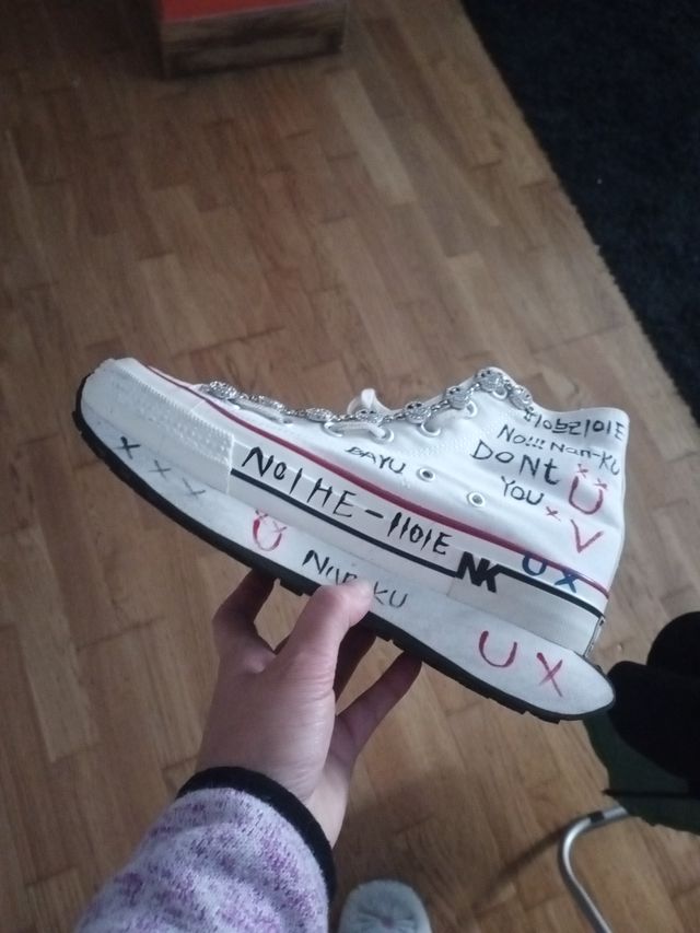 Zapatillas únicas multicolor y blancas