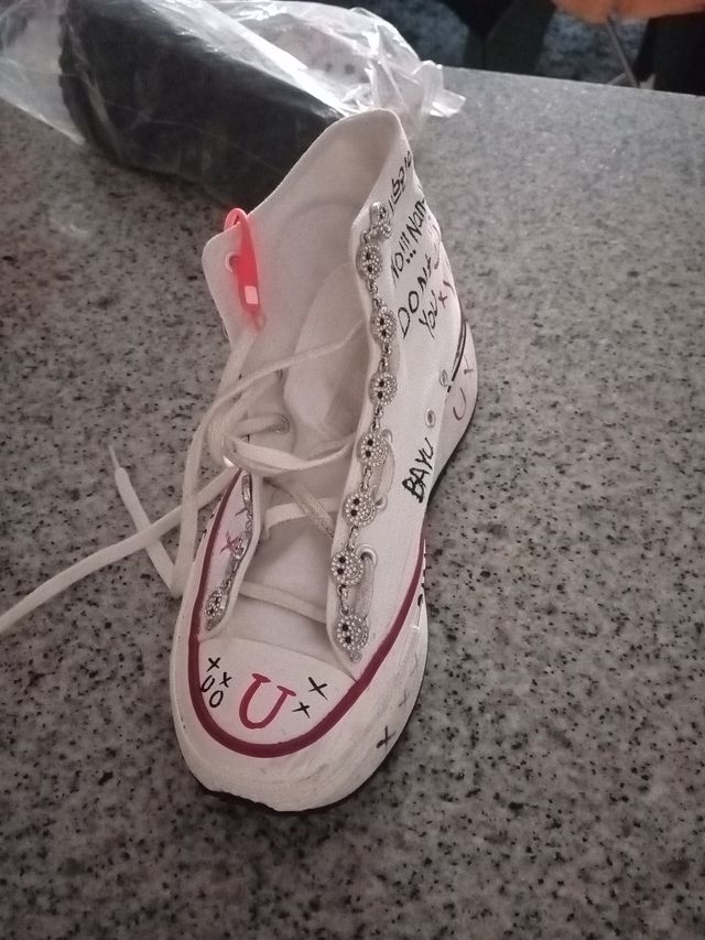 Zapatillas únicas multicolor y blancas