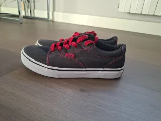 Zapatillas Vans chico negras y rojas