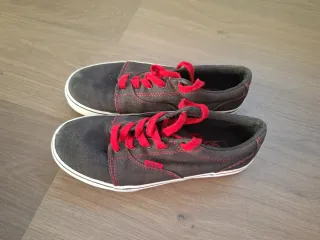 Zapatillas Vans chico negras y rojas