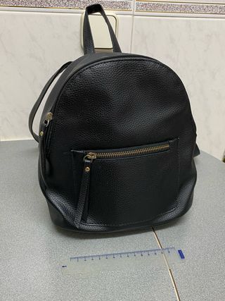 Mochila negra pequeña