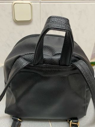 Mochila negra pequeña