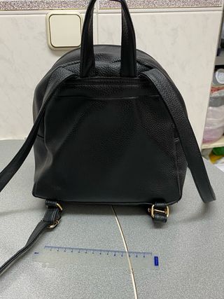 Mochila negra pequeña