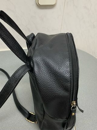 Mochila negra pequeña