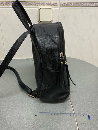 Mochila negra pequeña