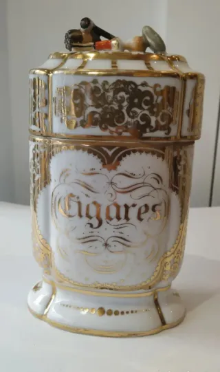 Caja de cigarros antigua de porcelana dorada.