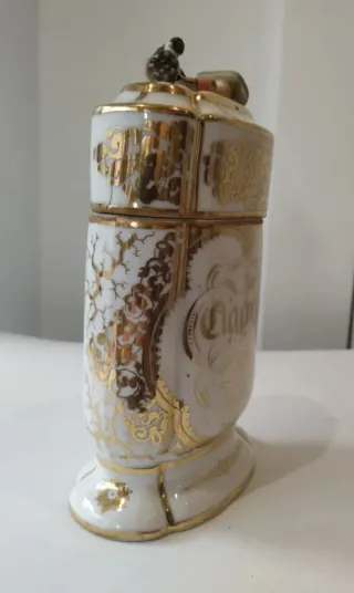 Caja de cigarros antigua de porcelana dorada.