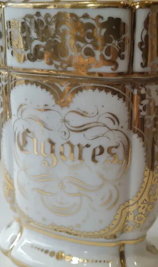 Caja de cigarros antigua de porcelana dorada.