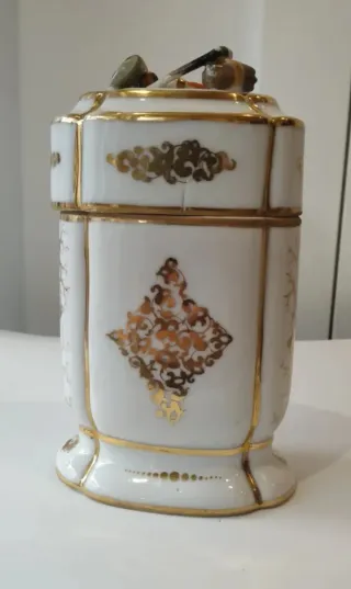 Caja de cigarros antigua de porcelana dorada.