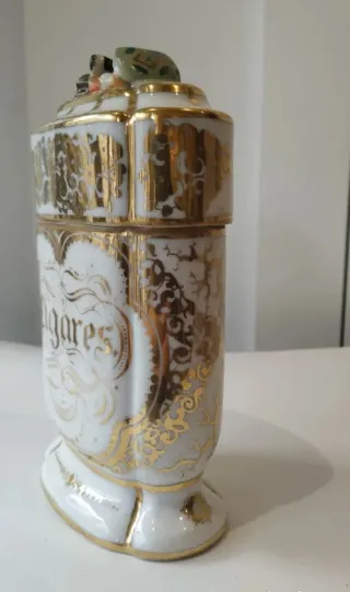 Caja de cigarros antigua de porcelana dorada.