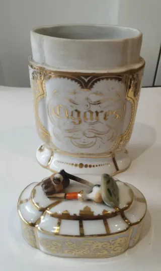 Caja de cigarros antigua de porcelana dorada.