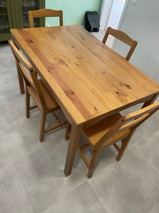 Tavolo da pranzo in legno con 4 sedie