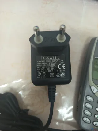 Telefono Nokia 3310 con caricabatterie Alcatel