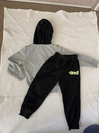Completo felpa e pantaloni bimbo 4 anni