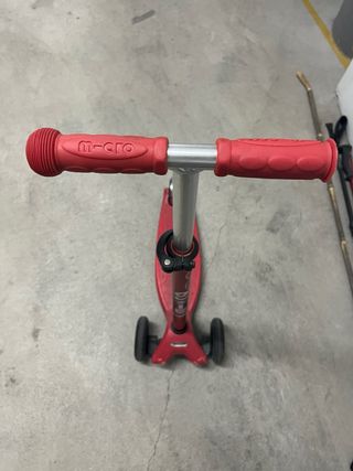 Patinete rojo 3 ruedas. Marca Micro